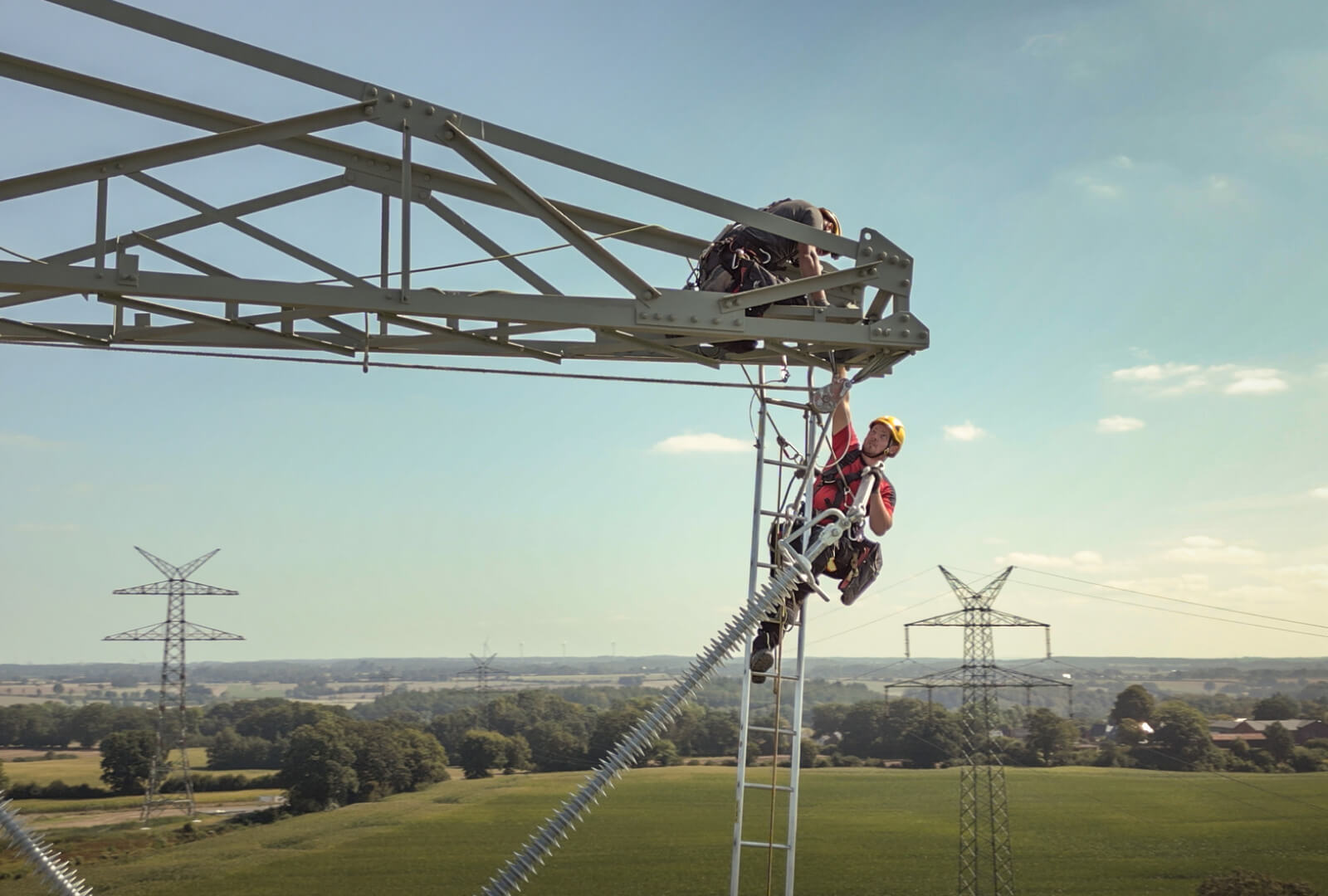 Hoch hinaus für die Energiewende: LTB-Fachkräfte sichern auf bis zu 90 Meter hohen  Masten die neue Leitung.