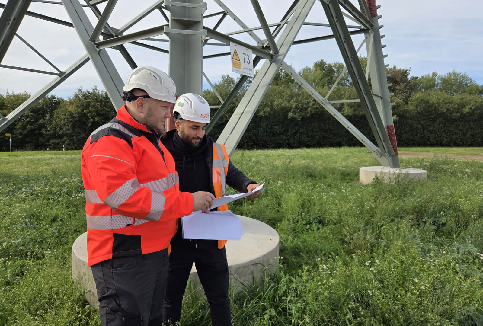 Veit Pärschke, Bauleiter der LTB Leitungsbau GmbH (links), im Gespräch mit seinem Kollegen George Sawan. Er ist ebenfalls Bauleiter bei der LTB Leitungsbau GmbH.