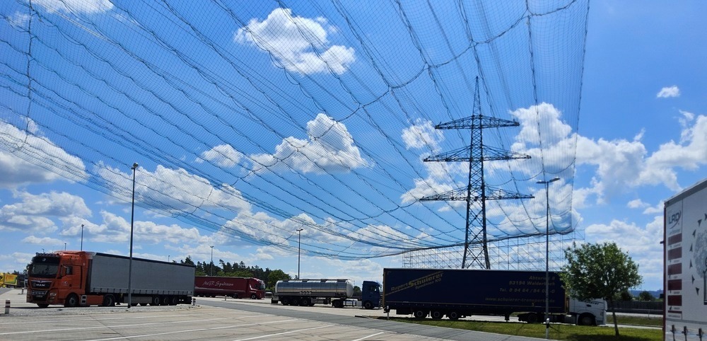 Schutznetz über dem Autobahnrasthof Waldnaabtal_OM-1