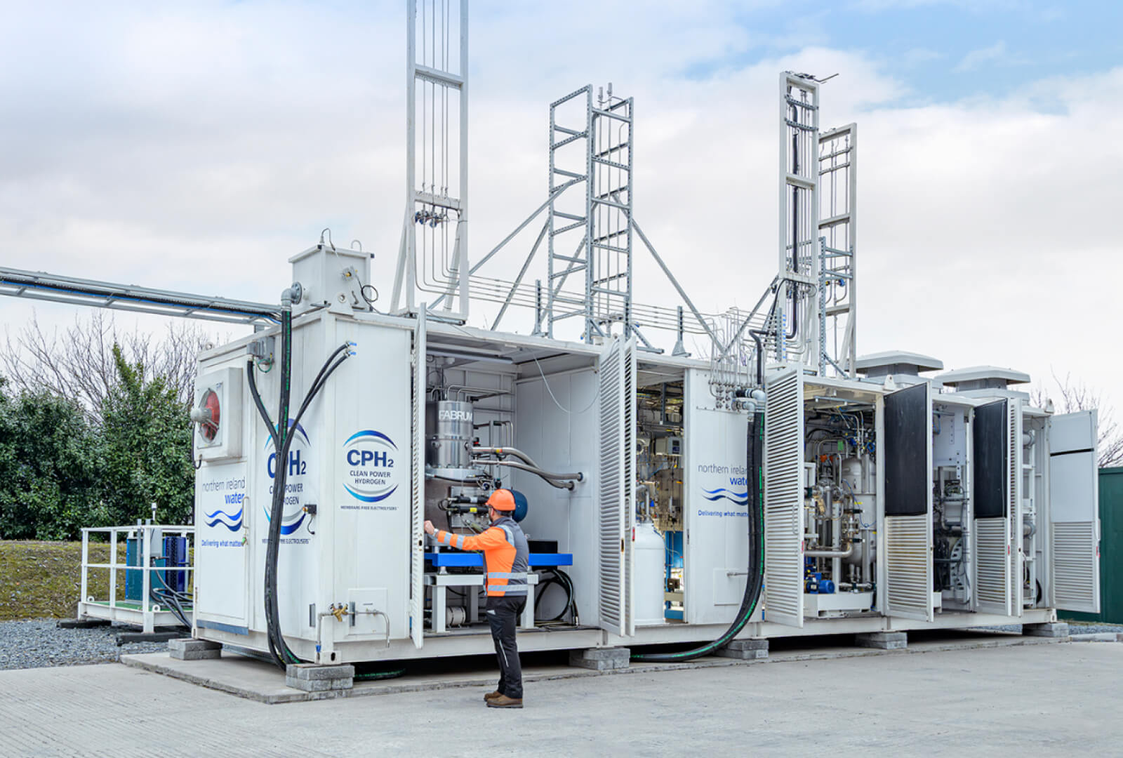 Membranfreie Elektrolyseanlage von CPH2 im Betrieb: Dezentrale On-Site-Produktion von grü-nem Wasserstoff und Sauerstoff direkt vor Ort – wartungsarm und wirtschaftlich.  (Bildquelle: CPH2)