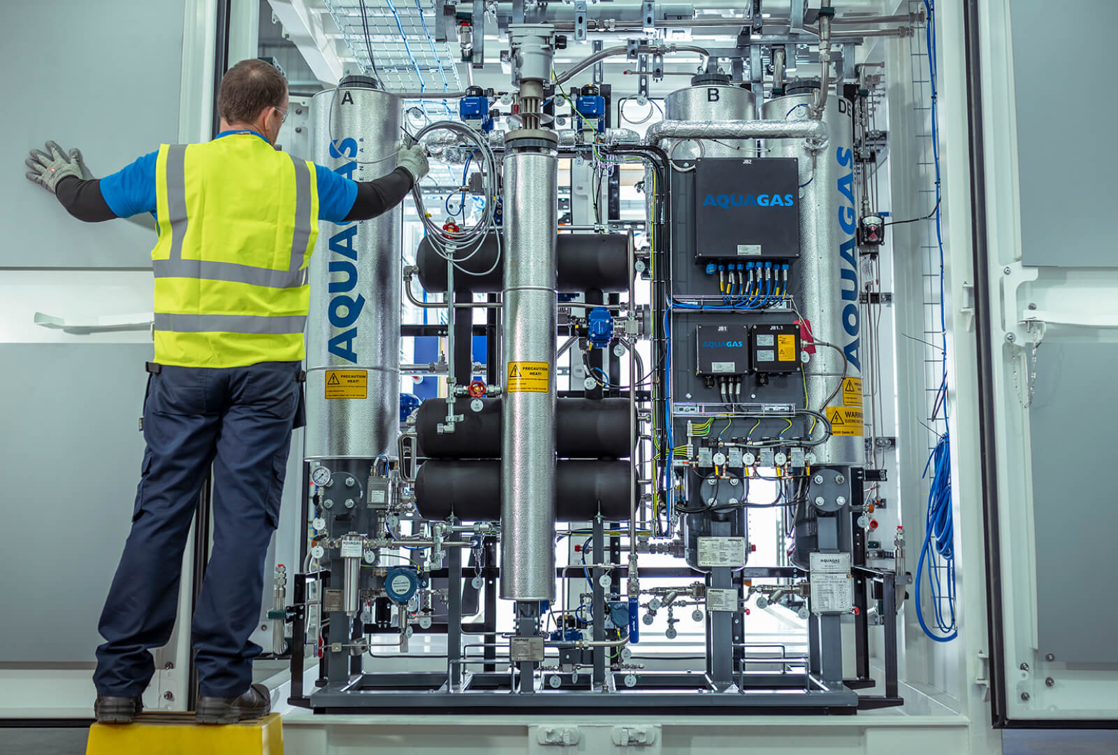 Fachgerechte Wartung und Kontrolle: Das Innenleben eines membranfreien Elektrolyseurs zeigt die präzise Technik hinter der effizienten Wasserstoffproduktion. (Bildquelle: CPH2)