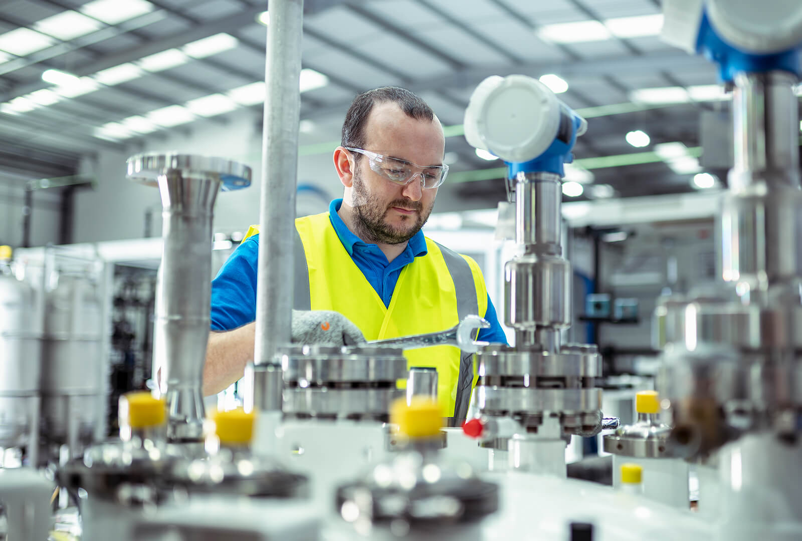 Qualitätskontrolle in der Fertigung: Ein Spezialist prüft hochwertige Komponenten für membranfreie Elektrolyseure – Grundlage für zuverlässige Systeme im Kundeneinsatz. (Bildquelle: CPH2)