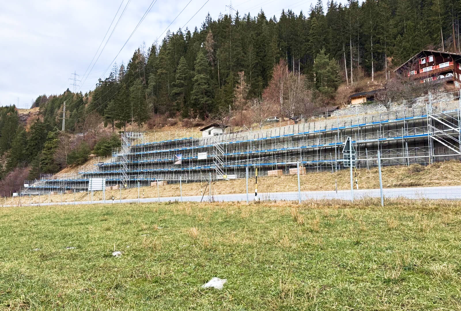 Montagestruktur für die PV-Module am Hang oberhalb der Julierstrasse: Die Unterkonstruktion aus Metallrahmen und Gerüst ist bereit für die Modulinstallation. 