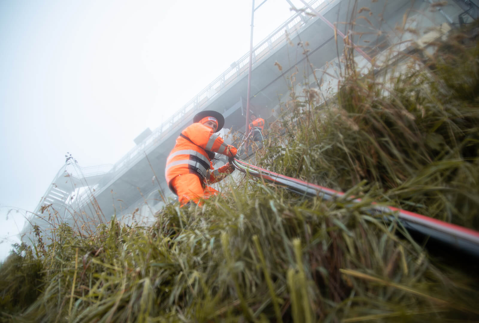 Die Arbeiten stellten aufgrund des Geländeprofils des Stockhornmassivs eine besondere Herausforderung dar. Unter anderem das steile Gelände machte die Durchführung dieser Arbeiten einzigartig.