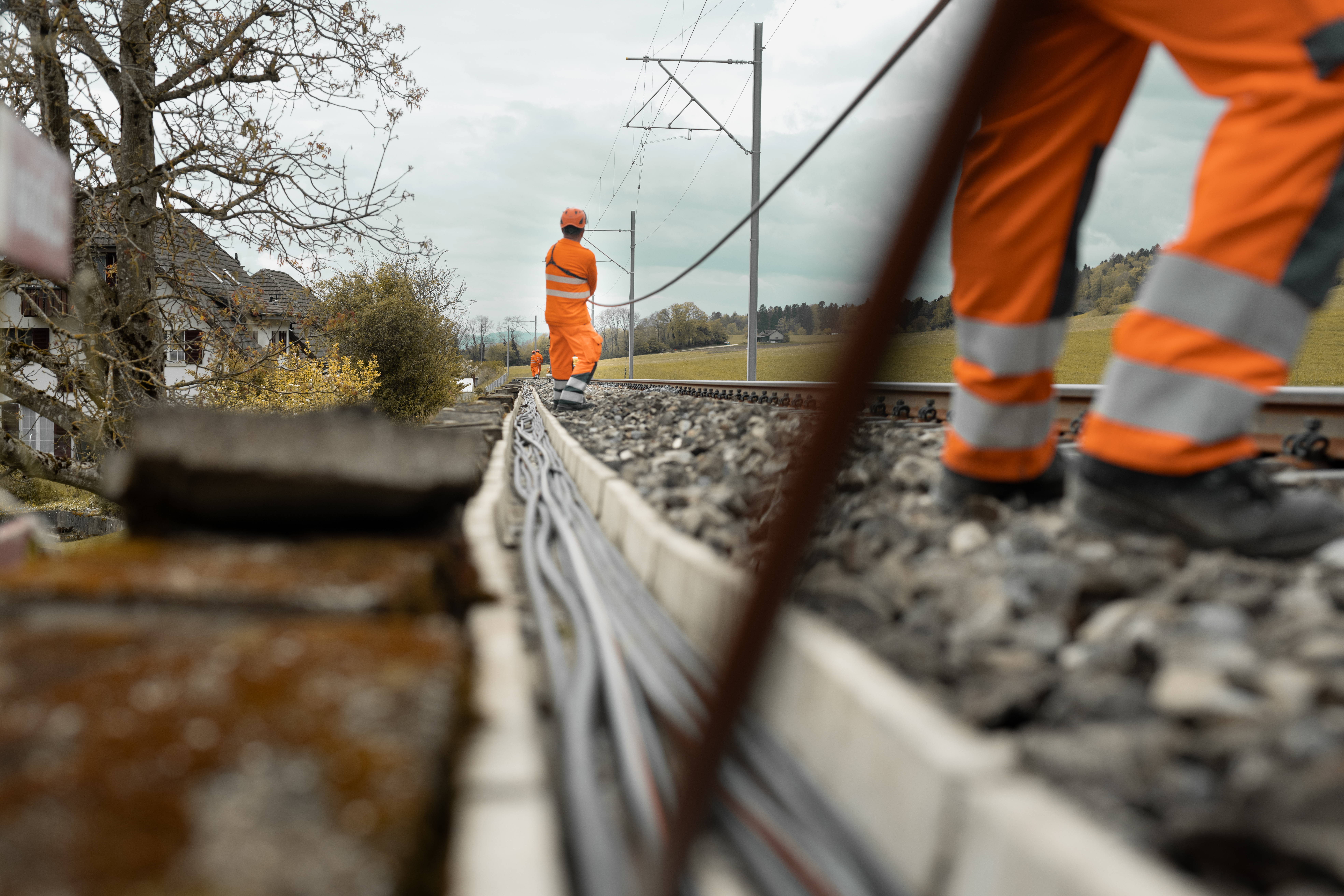 Mitarbeitende beim Einzug eines Kabels