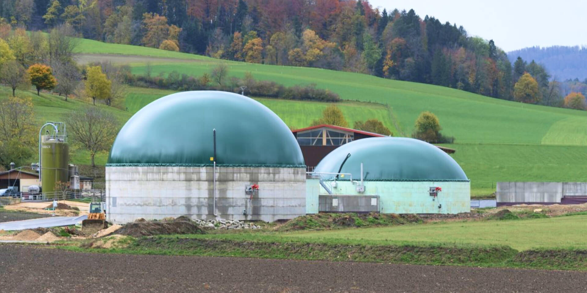 Die Kuppeln der Biogasanlage in Courtemelon. 