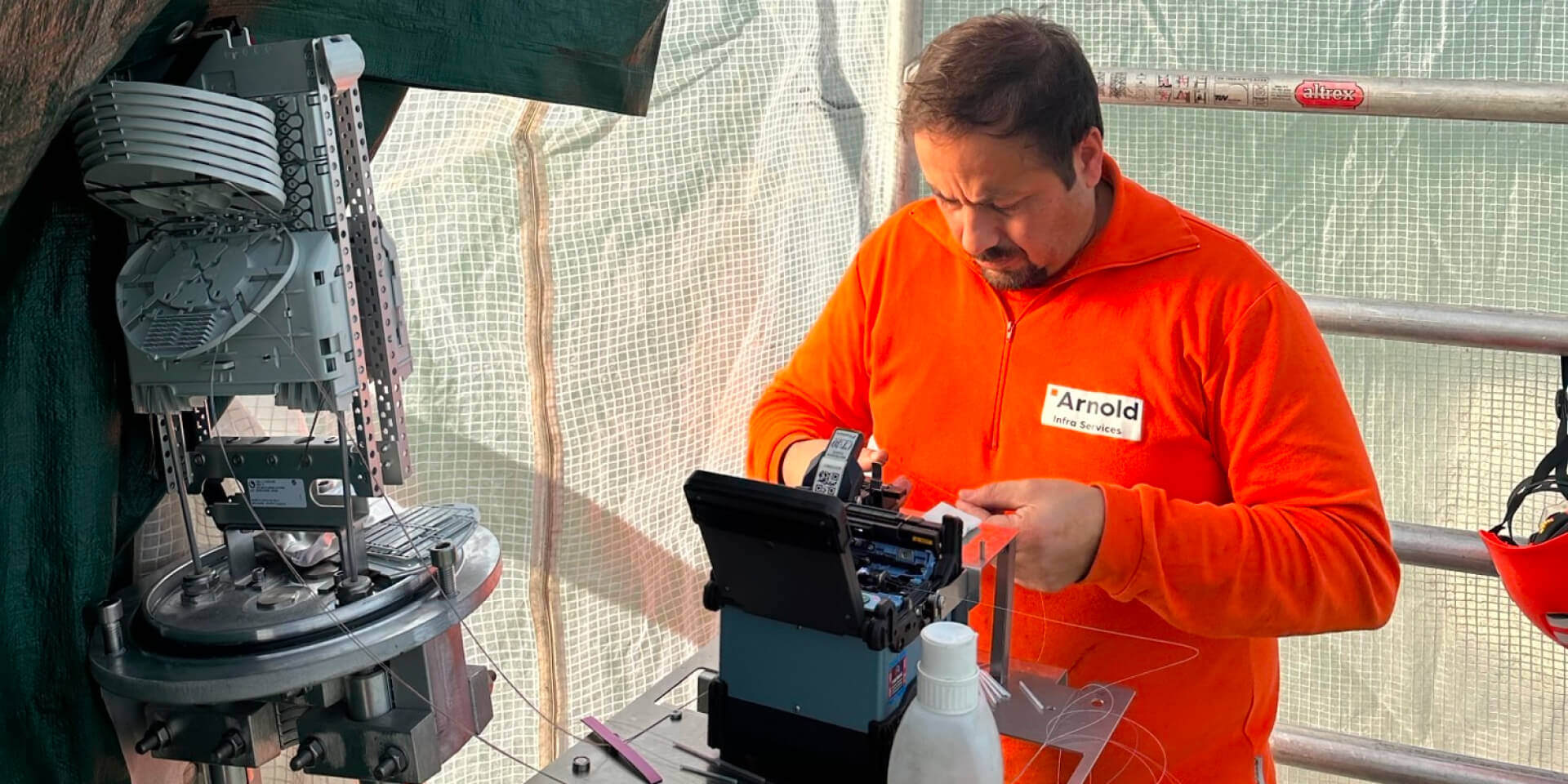 LWL-Spleiss-Spezialist bei der Arbeit. 