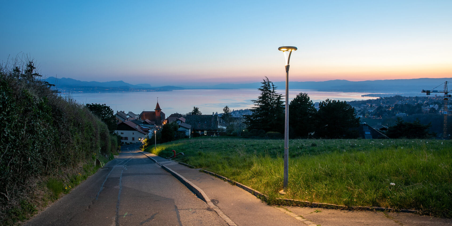 Flux de lumière orienté sur la voie publique.