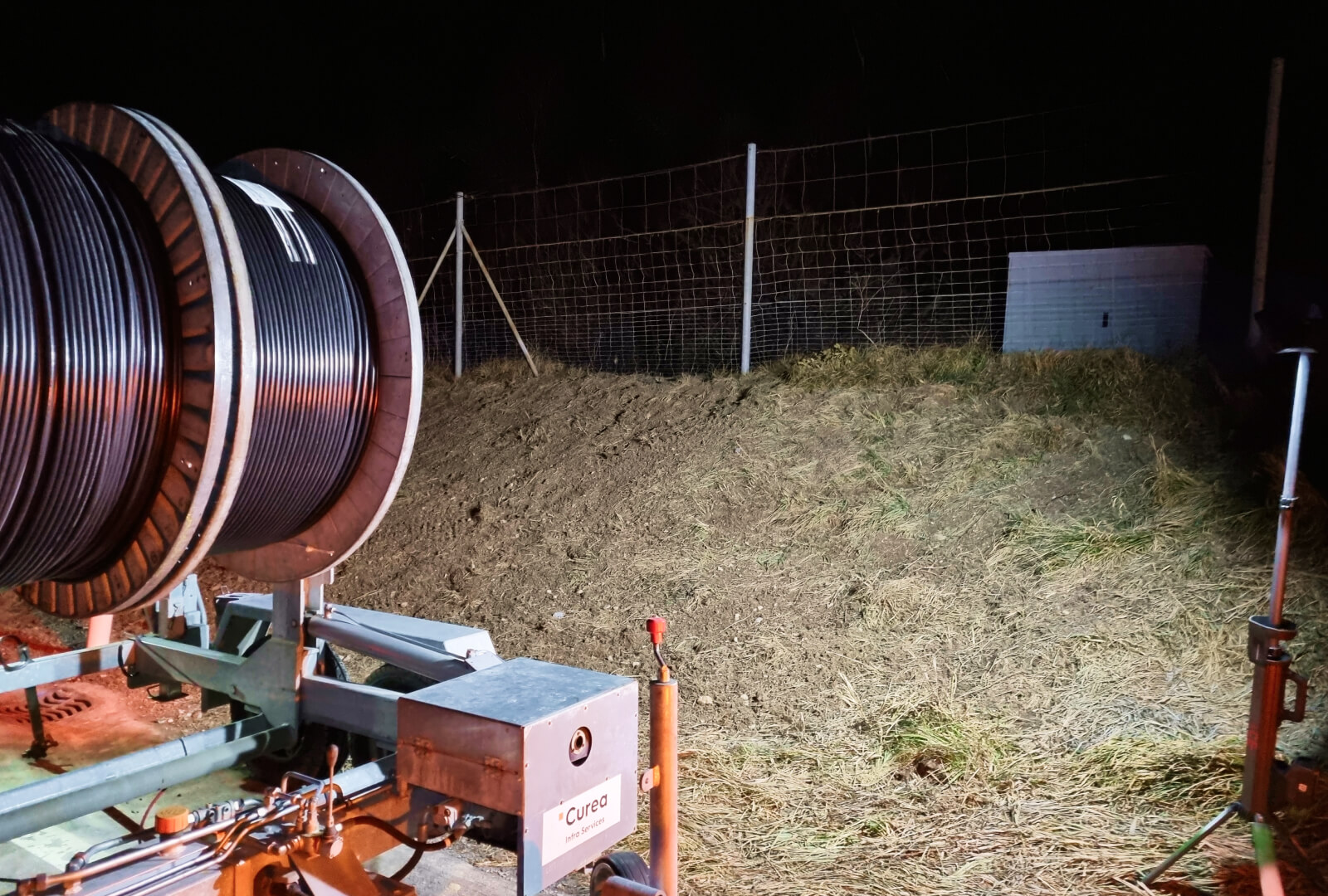 Nachtarbeit: Grosse Kabeltrommeln auf einem Curea-Fahrzeug bereit für die Verlegung der DC-Leitungen.