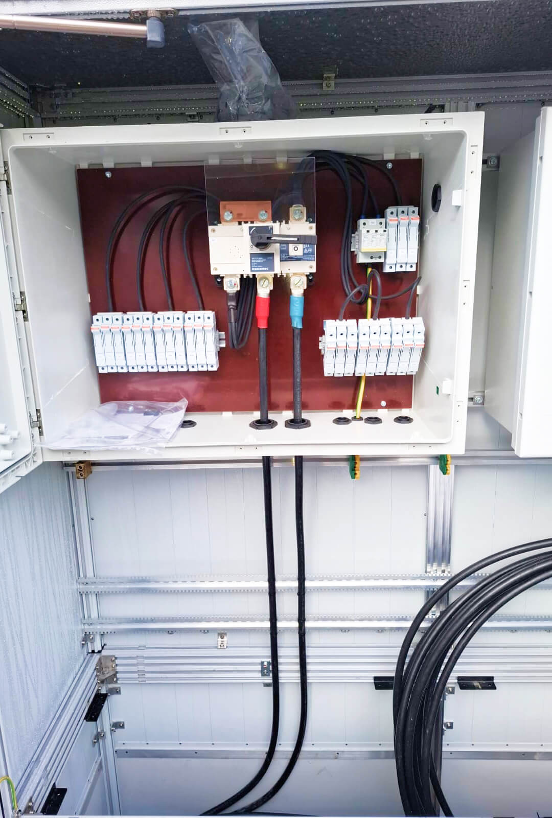 Innenleben des DC-Verteilerschranks mit Strangsicherungen, Überspannungsschutz und Verkabelung – das Herzstück der 1500 Volt DC Auslegung. 