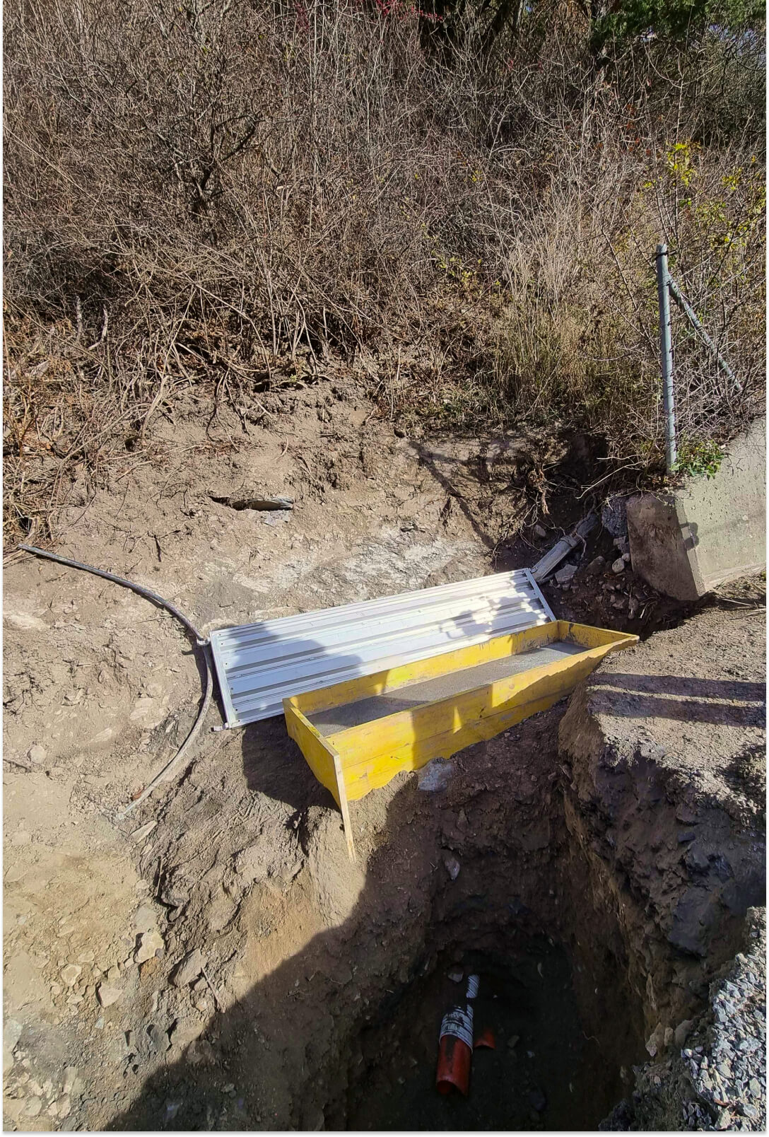 Erdaushubstelle für den Kabelanschluss: Ein Verteilkasten wird im Boden versenkt, um die Kabelstrecke entlang der Strasse anzubinden. 