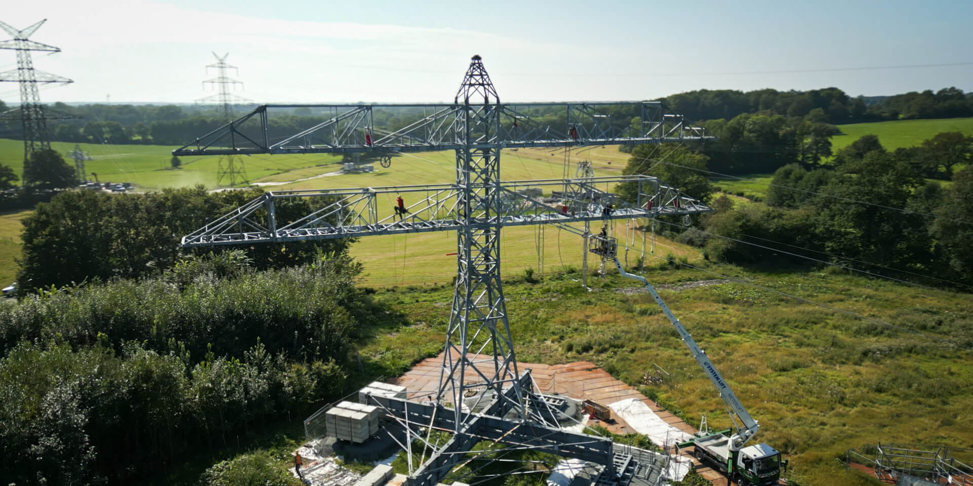 Arbeiten in luftiger Höhe: Monteure der LTB Leitungsbau GmbH montieren Leiterseile an der 380-Kilovolt-Ostküstenleitung.